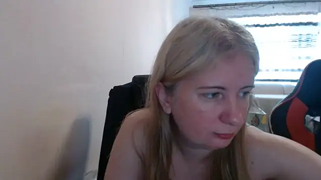 Snapshot of PeterAndJen chatting on June 25, 2026, 5:12 am PeterAndJen online show from June 25, 2026, 5:12 am