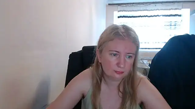 Snapshot of PeterAndJen chatting on June 24, 2026, 5:17 am PeterAndJen online show from June 24, 2026, 5:17 am