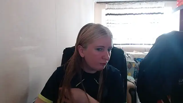 Snapshot of PeterAndJen chatting on June 5, 2026, 6:57 pm PeterAndJen online show from June 5, 2026, 6:57 pm