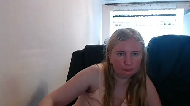 Snapshot of PeterAndJen chatting on June 30, 2026, 4:18 pm PeterAndJen online show from June 30, 2026, 4:18 pm