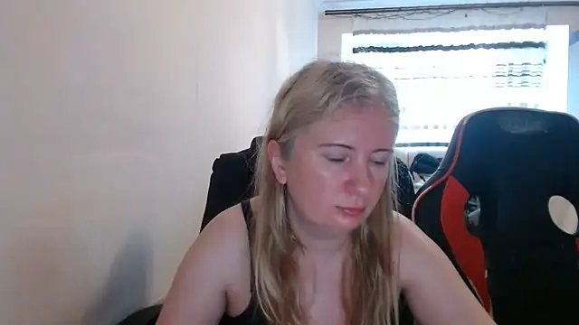 Snapshot of PeterAndJen chatting on June 30, 2026, 4:12 am PeterAndJen online show from June 30, 2026, 4:12 am