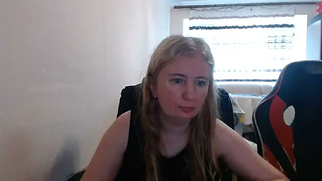 Snapshot of PeterAndJen chatting on July 2, 2026, 5:13 am PeterAndJen online show from July 2, 2026, 5:13 am