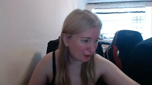 Snapshot of PeterAndJen chatting on June 16, 2026, 5:40 am PeterAndJen online show from June 16, 2026, 5:40 am