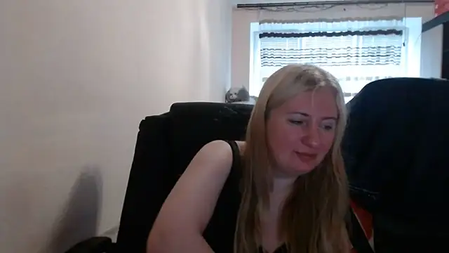 Snapshot of PeterAndJen chatting on June 7, 2026, 7:24 am PeterAndJen online show from June 7, 2026, 7:24 am