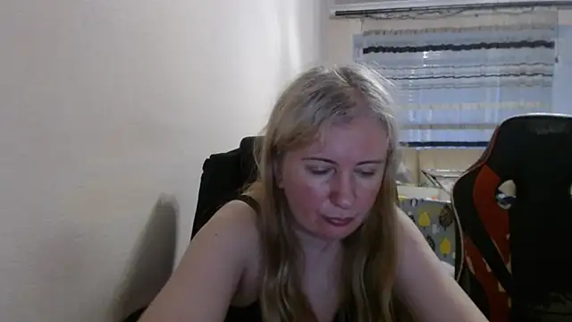Snapshot of PeterAndJen chatting on June 17, 2026, 6:29 pm PeterAndJen online show from June 17, 2026, 6:29 pm