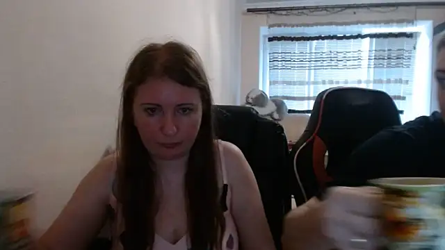 Snapshot of PeterAndJen chatting on July 7, 2026, 7:39 pm PeterAndJen online show from July 7, 2026, 7:39 pm