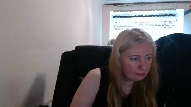 Snapshot of PeterAndJen chatting on June 13, 2026, 5:27 am PeterAndJen online show from June 13, 2026, 5:27 am