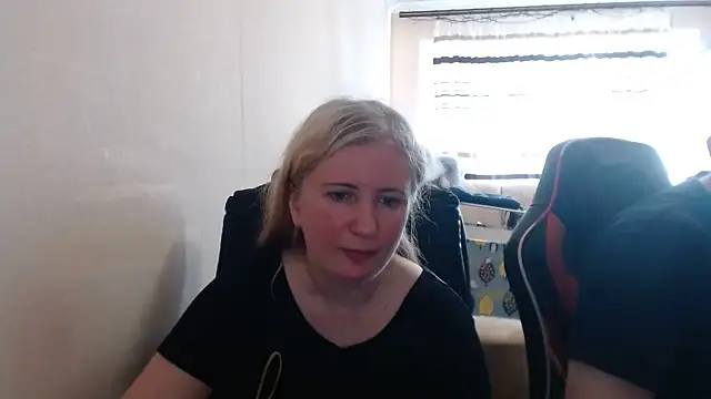 Snapshot of PeterAndJen chatting on June 28, 2026, 4:57 pm PeterAndJen online show from June 28, 2026, 4:57 pm