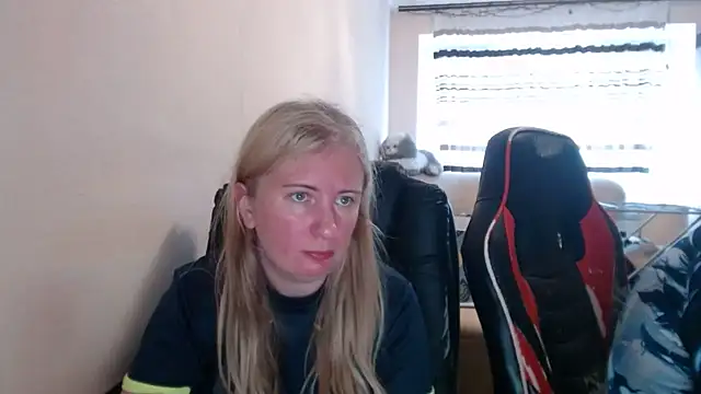 Snapshot of PeterAndJen chatting on June 4, 2026, 5:17 pm PeterAndJen online show from June 4, 2026, 5:17 pm