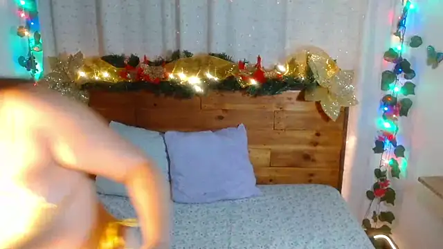 Snapshot of NikkieMilky chatting on December 4, 2025, 2:43 am NikkieMilky online show from December 4, 2025, 2:43 am