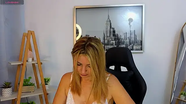 Snapshot of bella__adams chatting on October 12, 2025, 1:23 pm bella adams online show from October 12, 2025, 1:23 pm