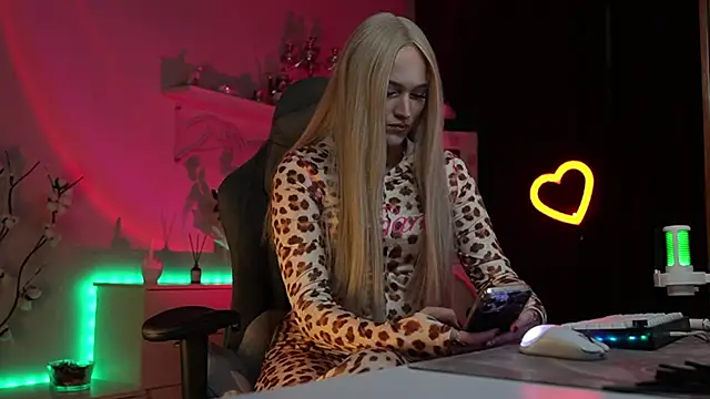 Snapshot of MrsTenderBeast chatting on November 19, 2025, 3:01 pm MrsTenderBeast online show from November 19, 2025, 3:01 pm