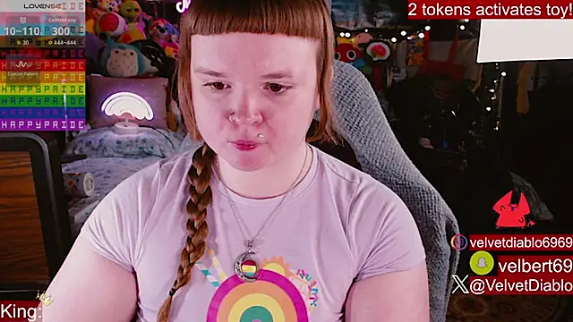 Snapshot of VelvetDiablo chatting on June 11, 2026, 12:32 am VelvetDiablo online show from June 11, 2026, 12:32 am