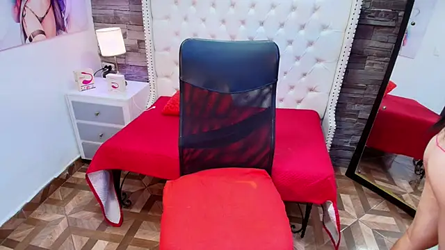 Snapshot of TRINY_TS chatting on October 31, 2025, 9:32 pm TRINY TS online show from October 31, 2025, 9:32 pm