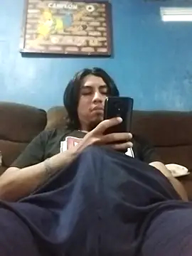 AlexAlejandro13 online show from May 4, 2026, 12:25 am