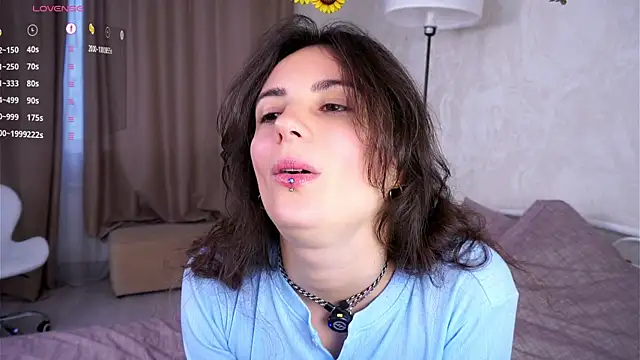 Snapshot of Holla_Molly chatting on October 18, 2025, 6:04 am Holla Molly online show from October 18, 2025, 6:04 am