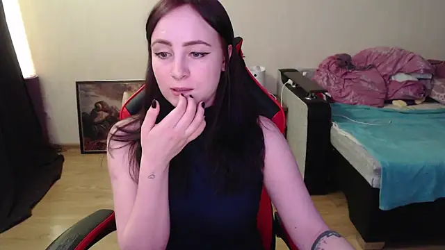 Snapshot of Laralianna chatting on April 14, 2026, 1:49 pm Laralianna online show from April 14, 2026, 1:49 pm