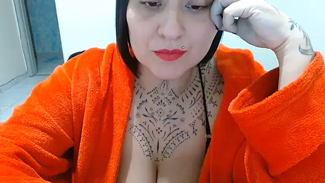 Snapshot of vaholiver chatting on July 28, 2026, 1:24 am vaholiver online show from July 28, 2026, 1:24 am