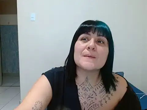 Snapshot of vaholiver chatting on July 10, 2026, 8:20 pm vaholiver online show from July 10, 2026, 8:20 pm