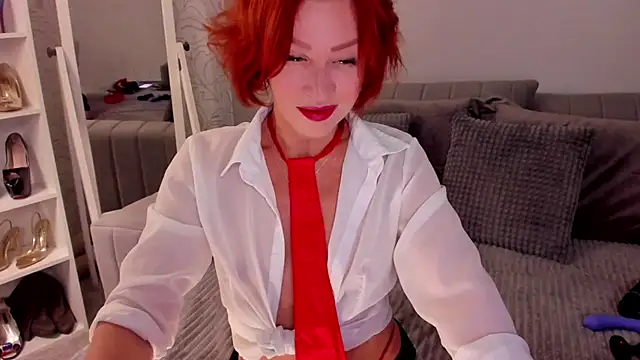 Snapshot of Jullia_Moor chatting on October 27, 2025, 1:17 am Jullia Moor online show from October 27, 2025, 1:17 am