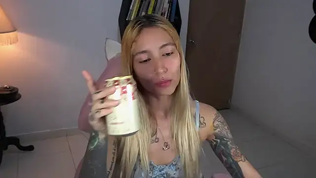 Snapshot of Saucy_Jenn chatting on November 15, 2025, 3:32 am Saucy Jenn online show from November 15, 2025, 3:32 am