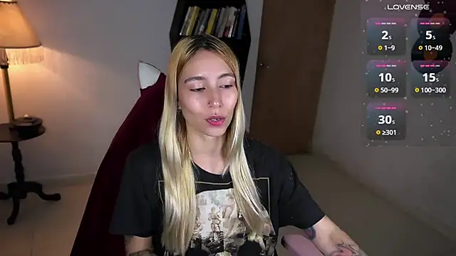 Snapshot of Saucy_Jenn chatting on November 9, 2025, 10:36 pm Saucy Jenn online show from November 9, 2025, 10:36 pm