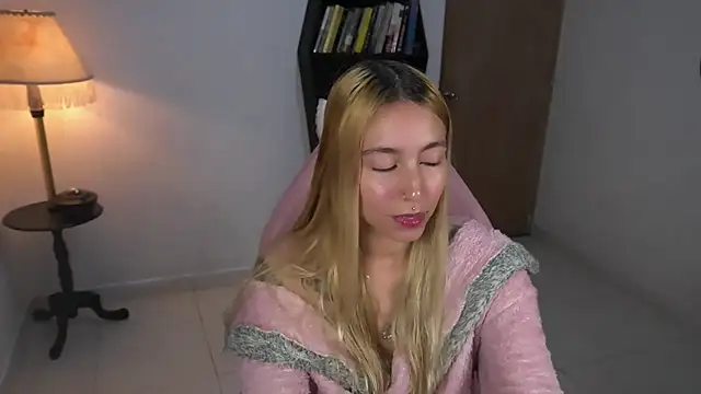 Snapshot of Saucy_Jenn chatting on November 13, 2025, 1:42 am Saucy Jenn online show from November 13, 2025, 1:42 am