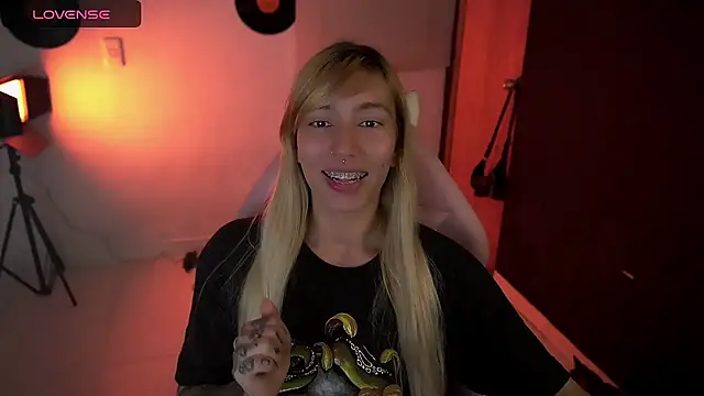 Snapshot of Saucy_Jenn chatting on April 17, 2026, 3:53 am Saucy Jenn online show from April 17, 2026, 3:53 am