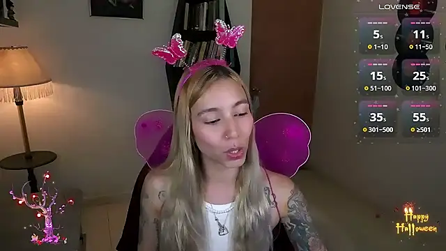 Snapshot of Saucy_Jenn chatting on November 1, 2025, 3:35 am Saucy Jenn online show from November 1, 2025, 3:35 am