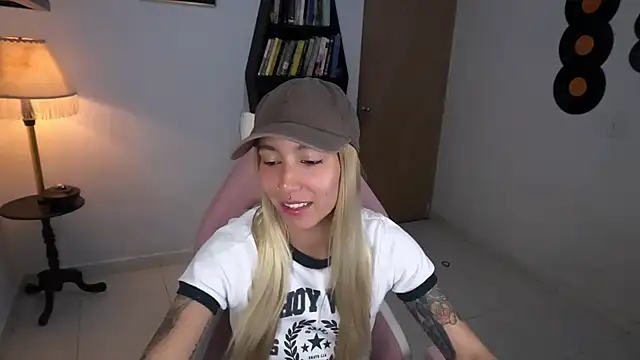 Snapshot of Saucy_Jenn chatting on November 14, 2025, 1:42 am Saucy Jenn online show from November 14, 2025, 1:42 am