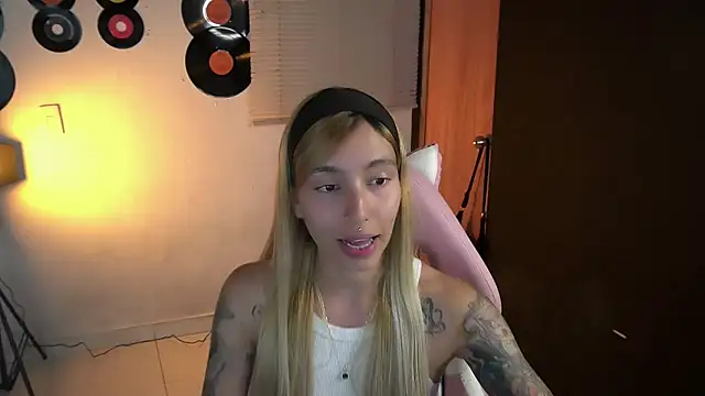 Snapshot of Saucy_Jenn chatting on April 26, 2026, 4:21 am Saucy Jenn online show from April 26, 2026, 4:21 am