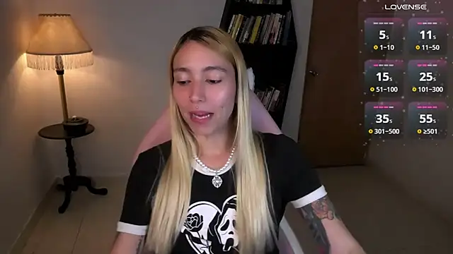 Snapshot of Saucy_Jenn chatting on November 29, 2025, 2:23 am Saucy Jenn online show from November 29, 2025, 2:23 am