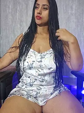 Snapshot of Valentinne_z chatting on October 17, 2025, 4:38 am Valentinne z online show from October 17, 2025, 4:38 am