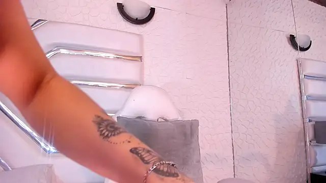 Snapshot of JuliaDawson_ chatting on October 30, 2025, 9:44 pm JuliaDawson online show from October 30, 2025, 9:44 pm