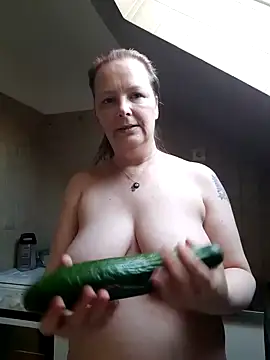 Snapshot of saharaheiss chatting on March 7, 2025, 4:11 pm saharaheiss online show from March 7, 2025, 4:11 pm