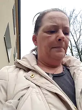 Snapshot of saharaheiss chatting on January 22, 2025, 1:32 pm saharaheiss online show from January 22, 2025, 1:32 pm