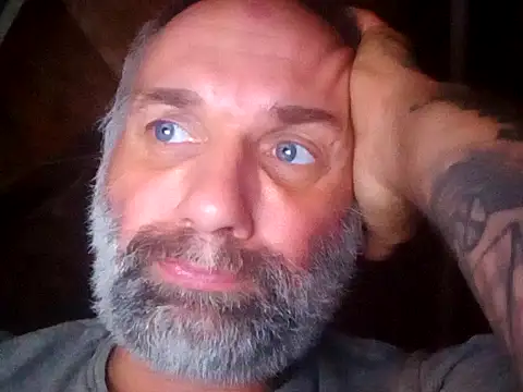 Snapshot of WilliMD82 chatting on August 5, 2026, 12:32 pm WilliMD82 online show from August 5, 2026, 12:32 pm