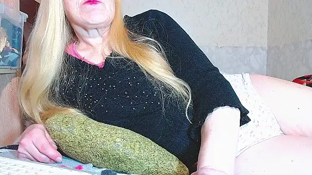 Snapshot of MadamBombShell chatting on October 14, 2025, 10:31 pm MadamBombShell online show from October 14, 2025, 10:31 pm