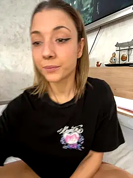 Snapshot of KarlaLuar_ chatting on October 29, 2025, 12:04 pm KarlaLuar online show from October 29, 2025, 12:04 pm