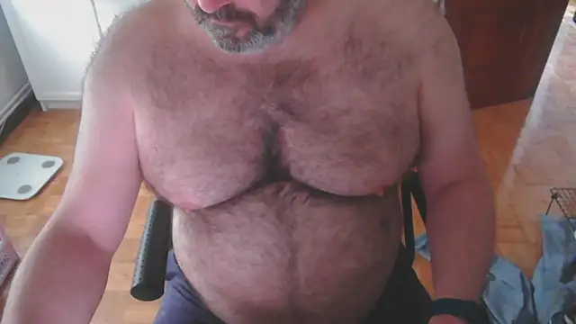 Snapshot of mikeyhotbear chatting on May 4, 2026, 4:32 pm mikeyhotbear online show from May 4, 2026, 4:32 pm