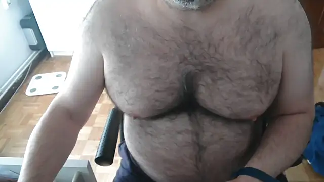 Snapshot of mikeyhotbear chatting on May 19, 2026, 4:25 pm mikeyhotbear online show from May 19, 2026, 4:25 pm