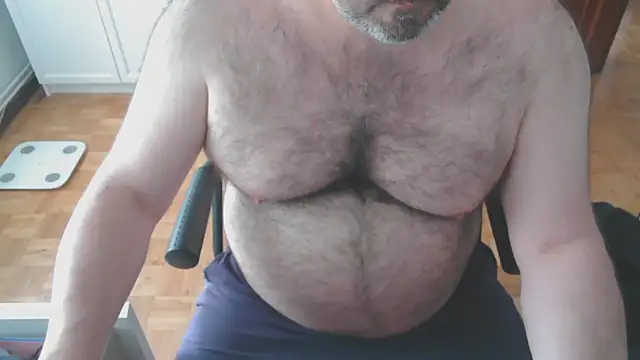 Snapshot of mikeyhotbear chatting on April 28, 2026, 4:44 pm mikeyhotbear online show from April 28, 2026, 4:44 pm