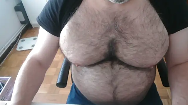 Snapshot of mikeyhotbear chatting on May 21, 2026, 8:44 am mikeyhotbear online show from May 21, 2026, 8:44 am