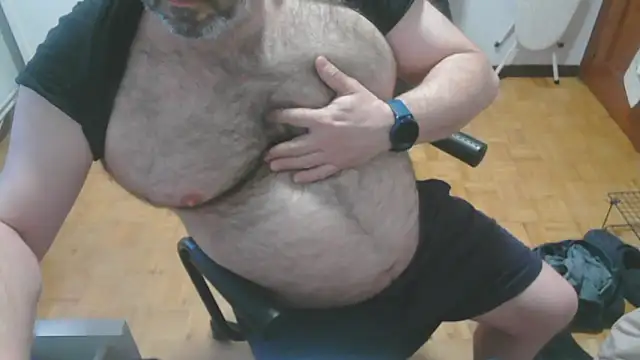 Snapshot of mikeyhotbear chatting on May 3, 2026, 6:18 am mikeyhotbear online show from May 3, 2026, 6:18 am