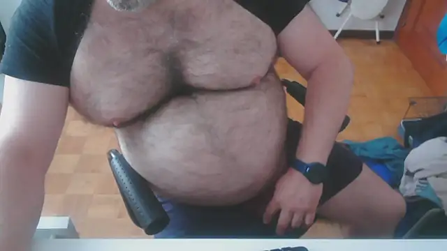 Snapshot of mikeyhotbear chatting on May 25, 2026, 5:51 am mikeyhotbear online show from May 25, 2026, 5:51 am