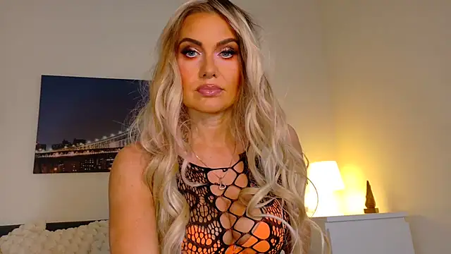 Tinkerbell822 online show from October 27, 2025, 8:26 am