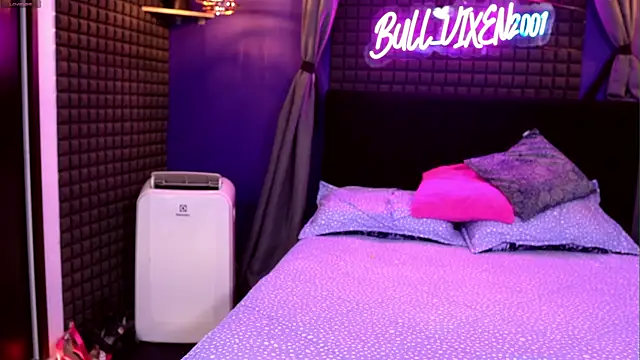 Snapshot of bull_vixen2001 chatting on July 23, 2026, 11:44 pm bull vixen2001 online show from July 23, 2026, 11:44 pm