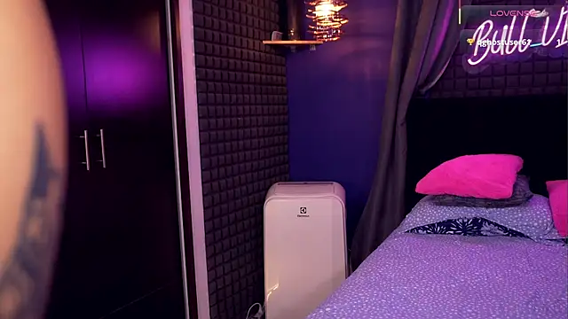 Snapshot of bull_vixen2001 chatting on December 14, 2025, 9:48 am bull vixen2001 online show from December 14, 2025, 9:48 am