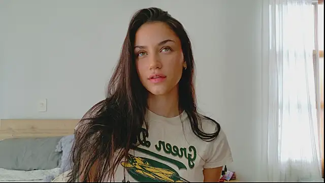 GrettaBenett online show from November 11, 2025, 8:03 pm