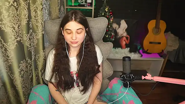 delicatedBailey online show from April 28, 2026, 4:50 am